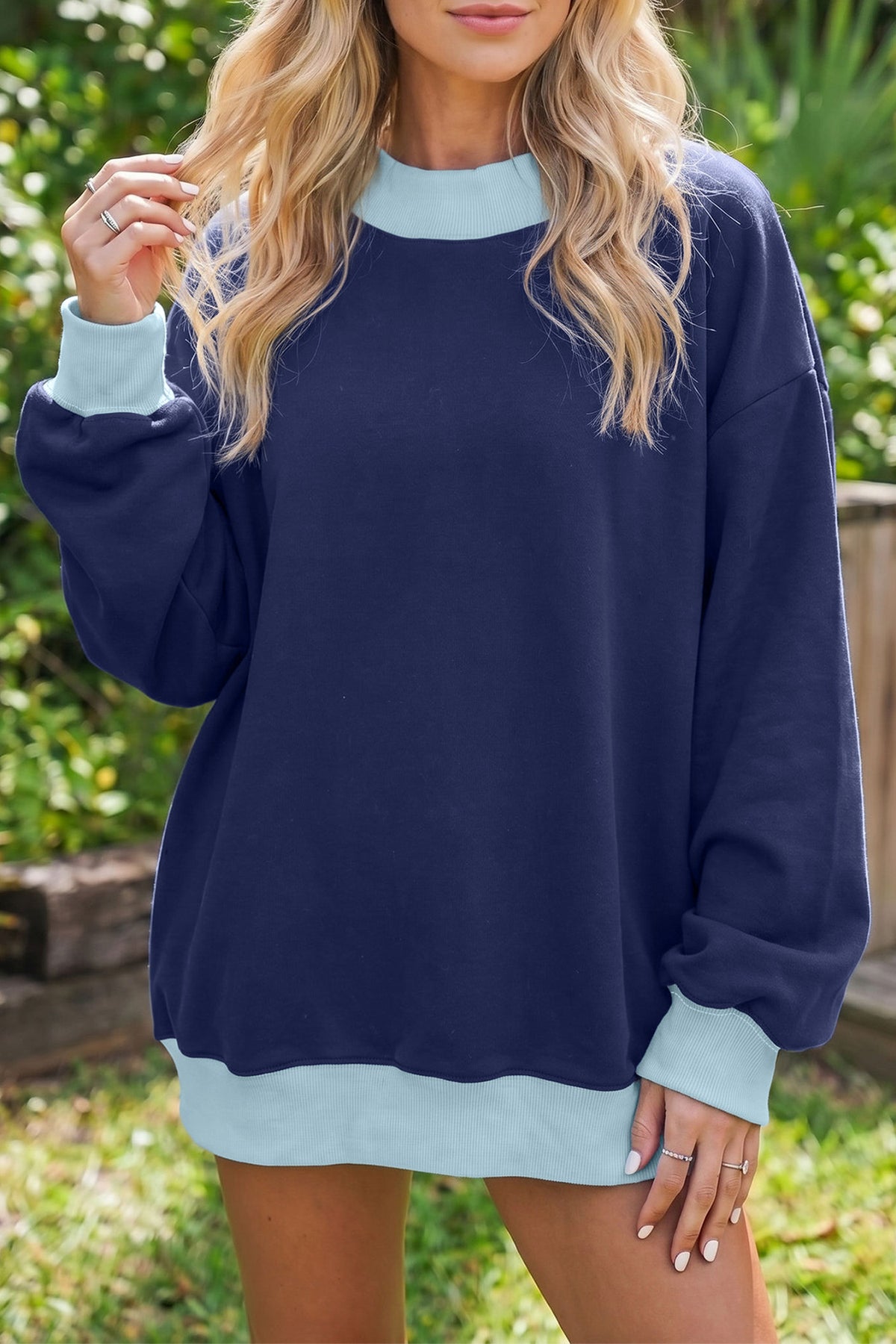 Sudadera de cuello redondo y manga larga en azul sucio con diseño de bloques de color y ribetes