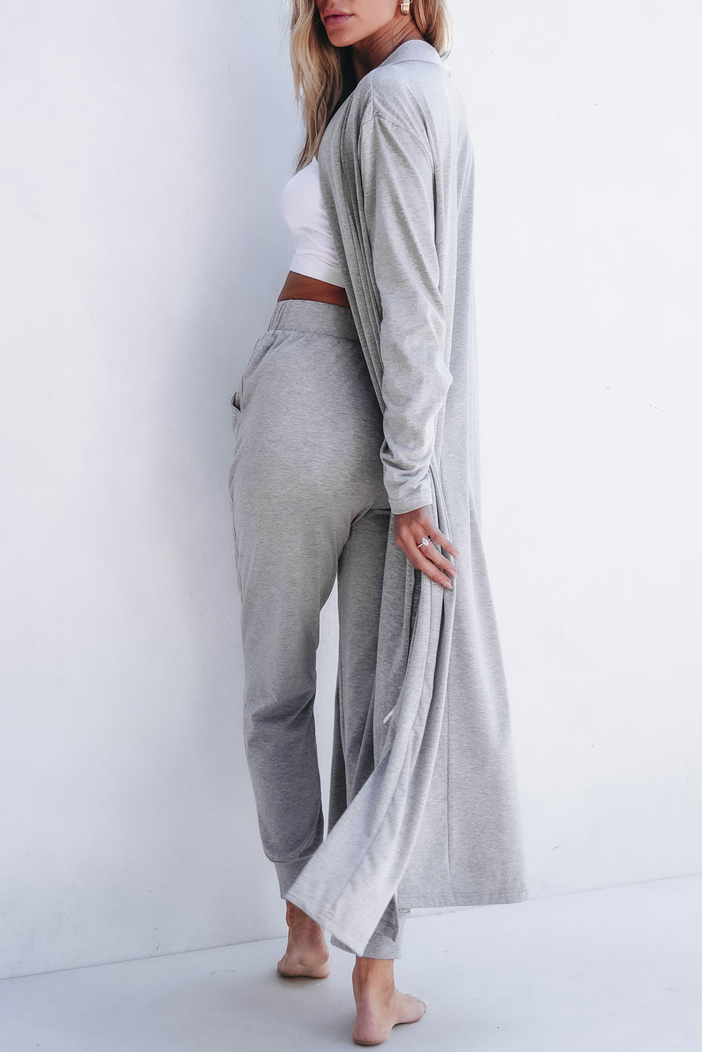 Conjunto de estar por casa: cárdigan largo con aberturas y pantalones ajustados, color pergamino