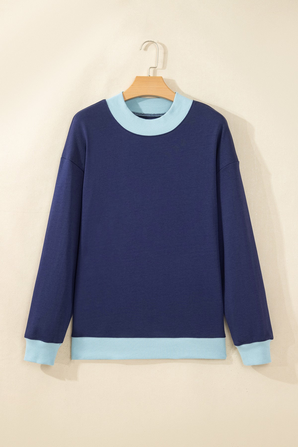 Sudadera de cuello redondo y manga larga en azul sucio con diseño de bloques de color y ribetes