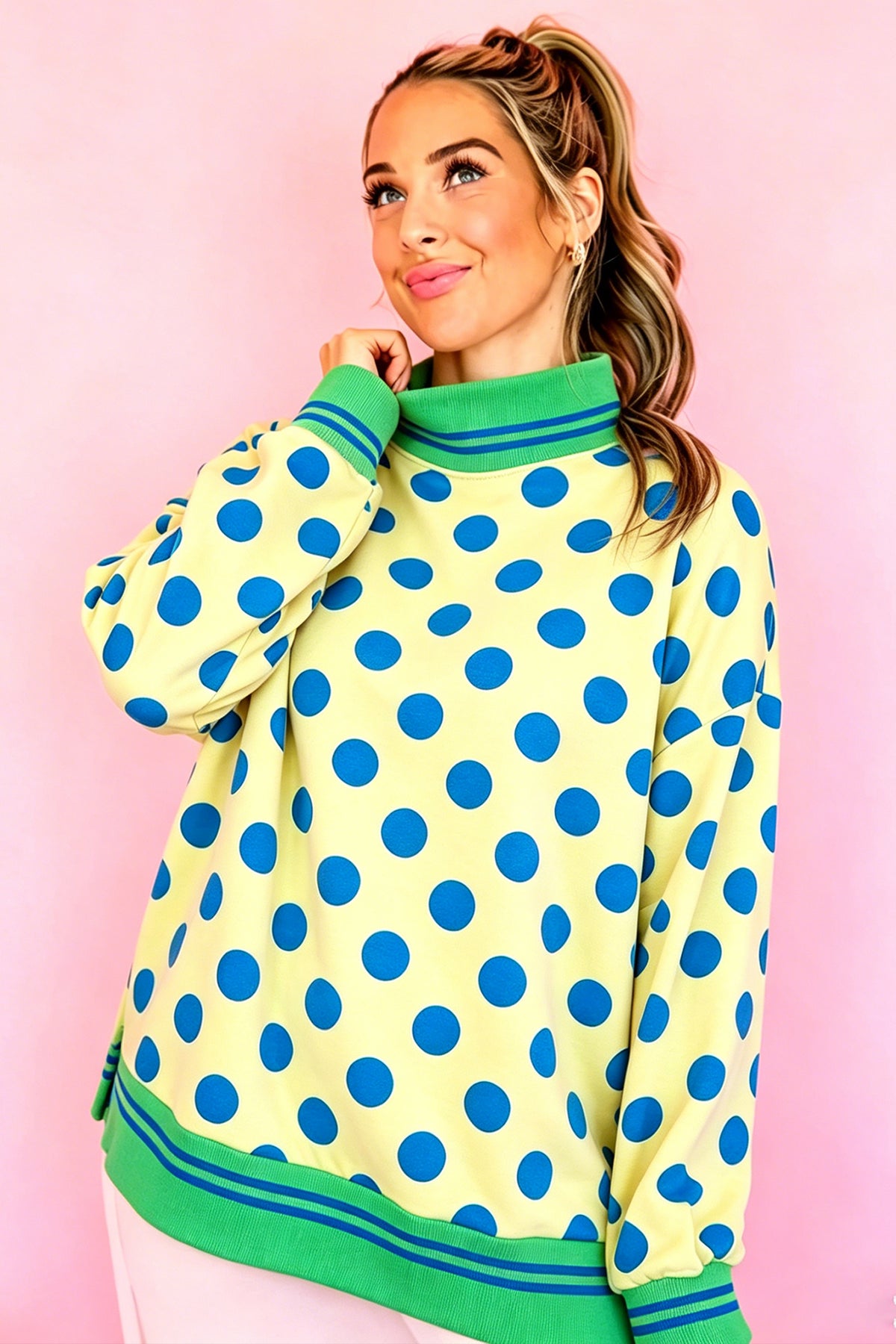 Sudadera rosa con cuello perkins y ribetes a rayas y lunares
