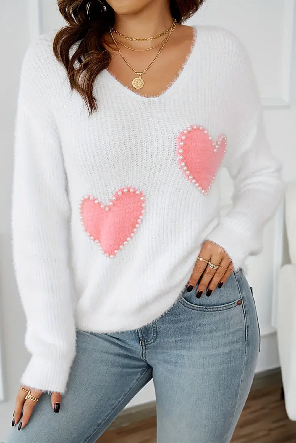 Suéter peludito con cuello en V y diseño de corazón de cuentas de perla blanca