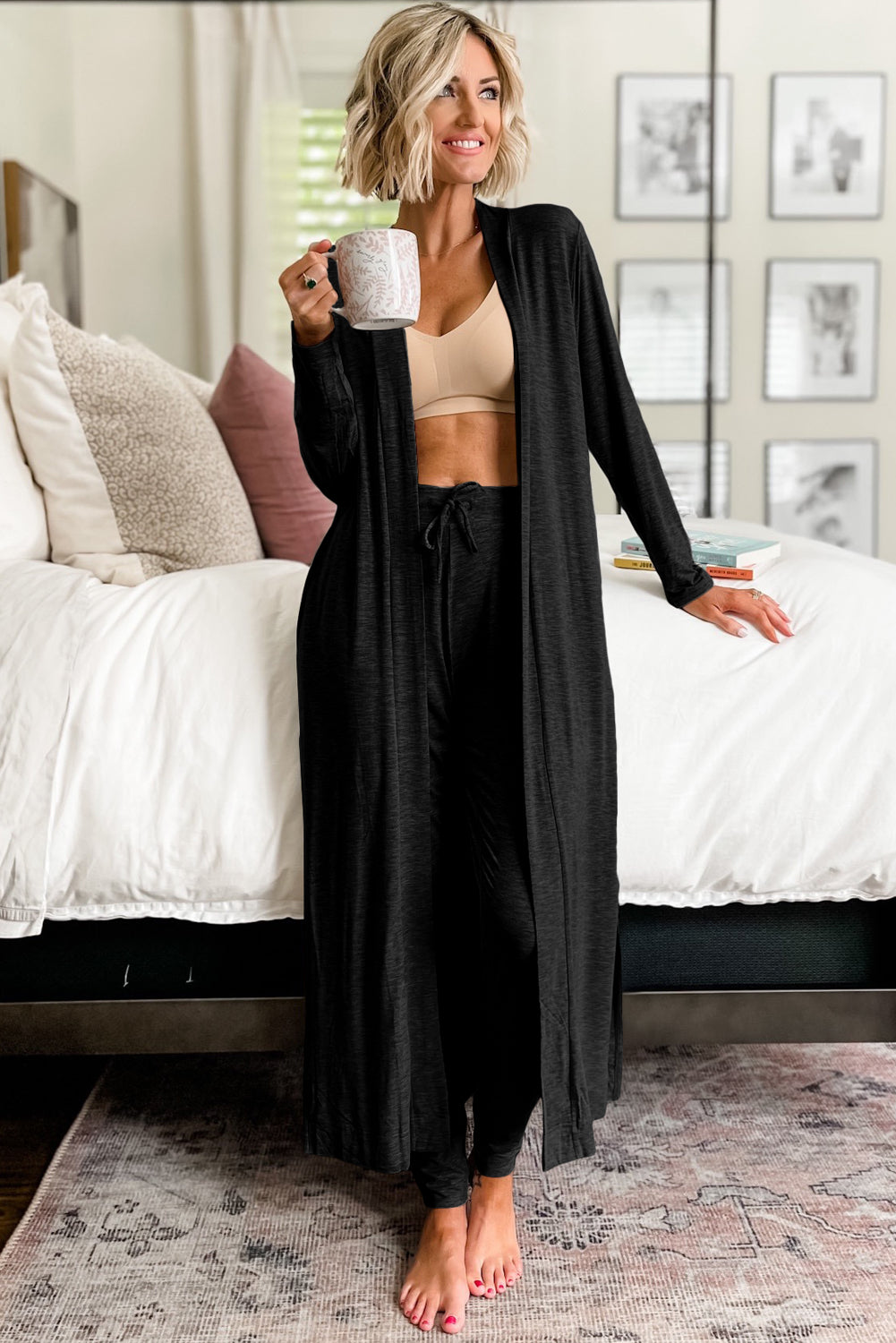 Conjunto de estar por casa: cárdigan largo con aberturas y pantalones ajustados, color pergamino
