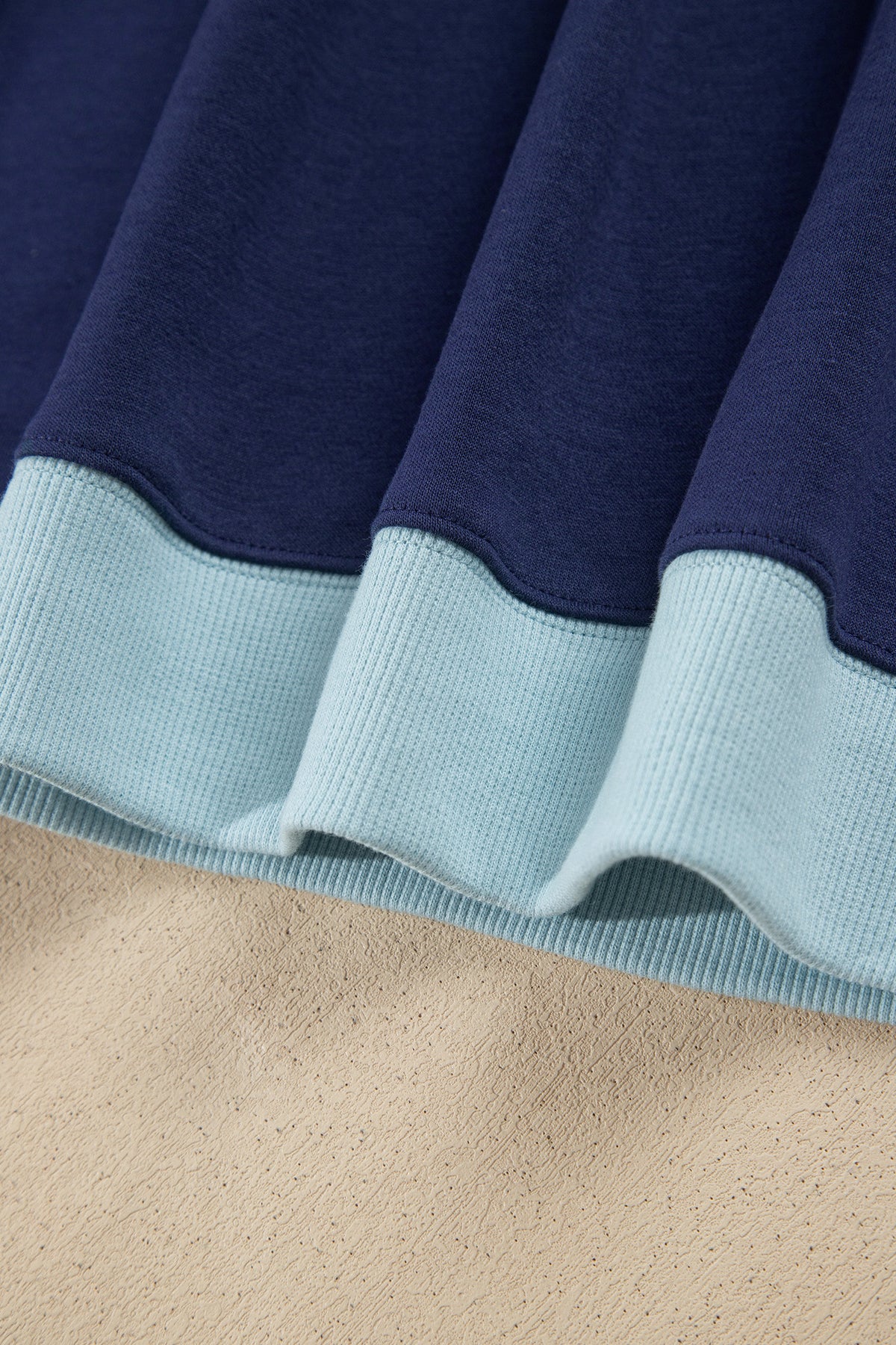 Sudadera de cuello redondo y manga larga en azul sucio con diseño de bloques de color y ribetes