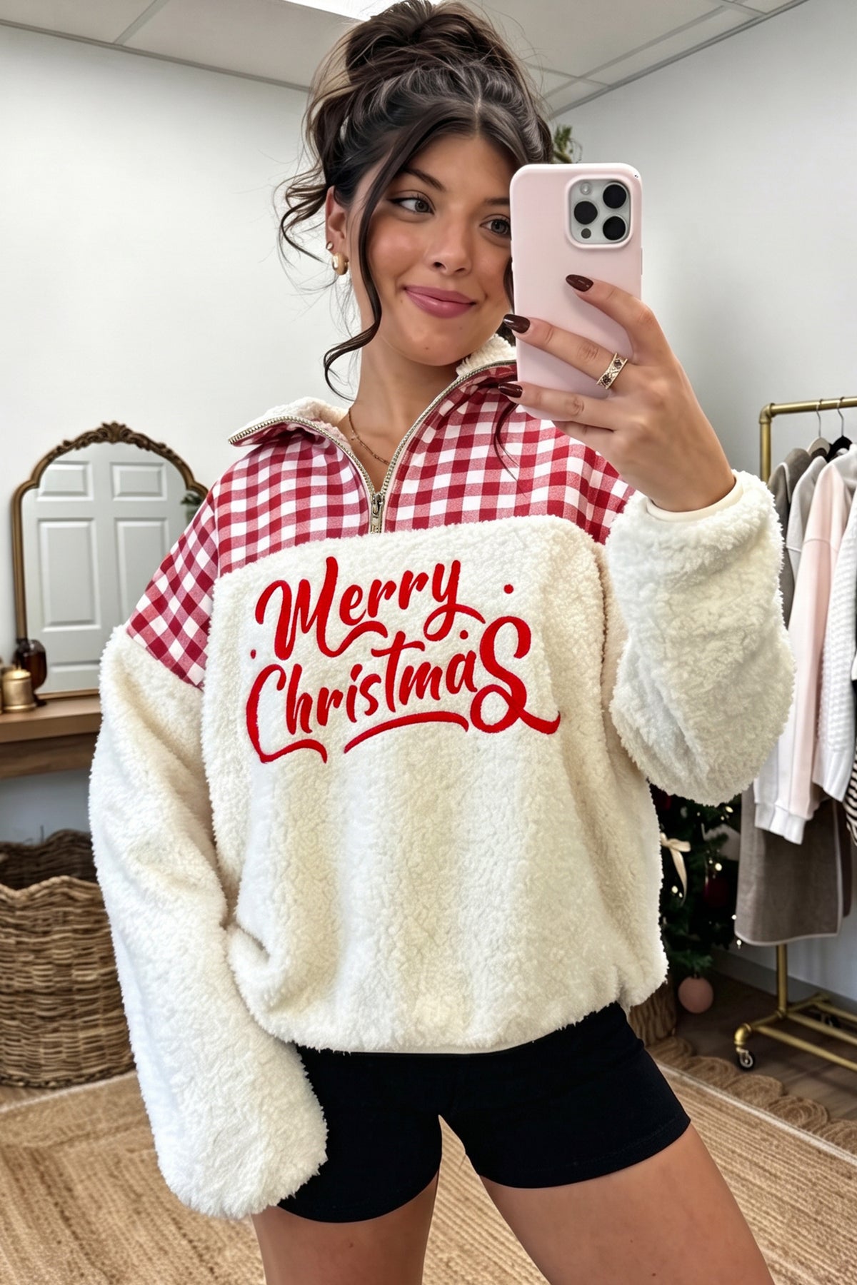 Sudadera holgada blanca de felpa con estampado de cuadros y parches, con motivo de Feliz Navidad