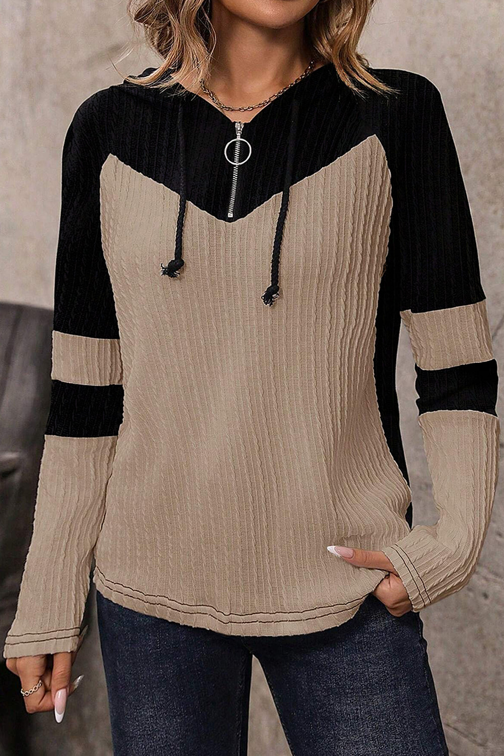 Sudadera de manga larga con bloques de color, textura tipo pergamino, cierre de un cuarto y capucha con cordón