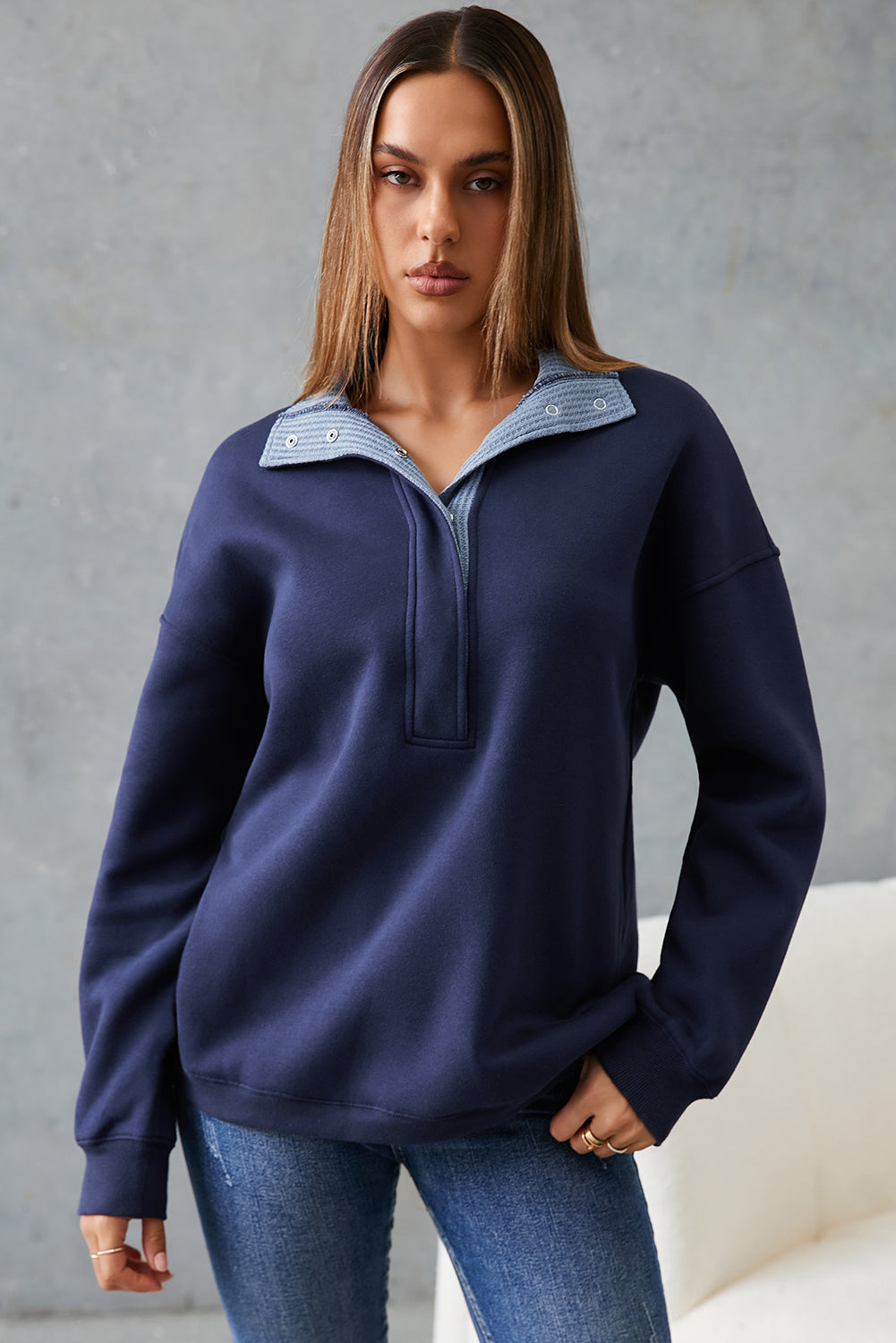 Sudadera informal de color azul desgastado, con hombros caídos y botones metálicos