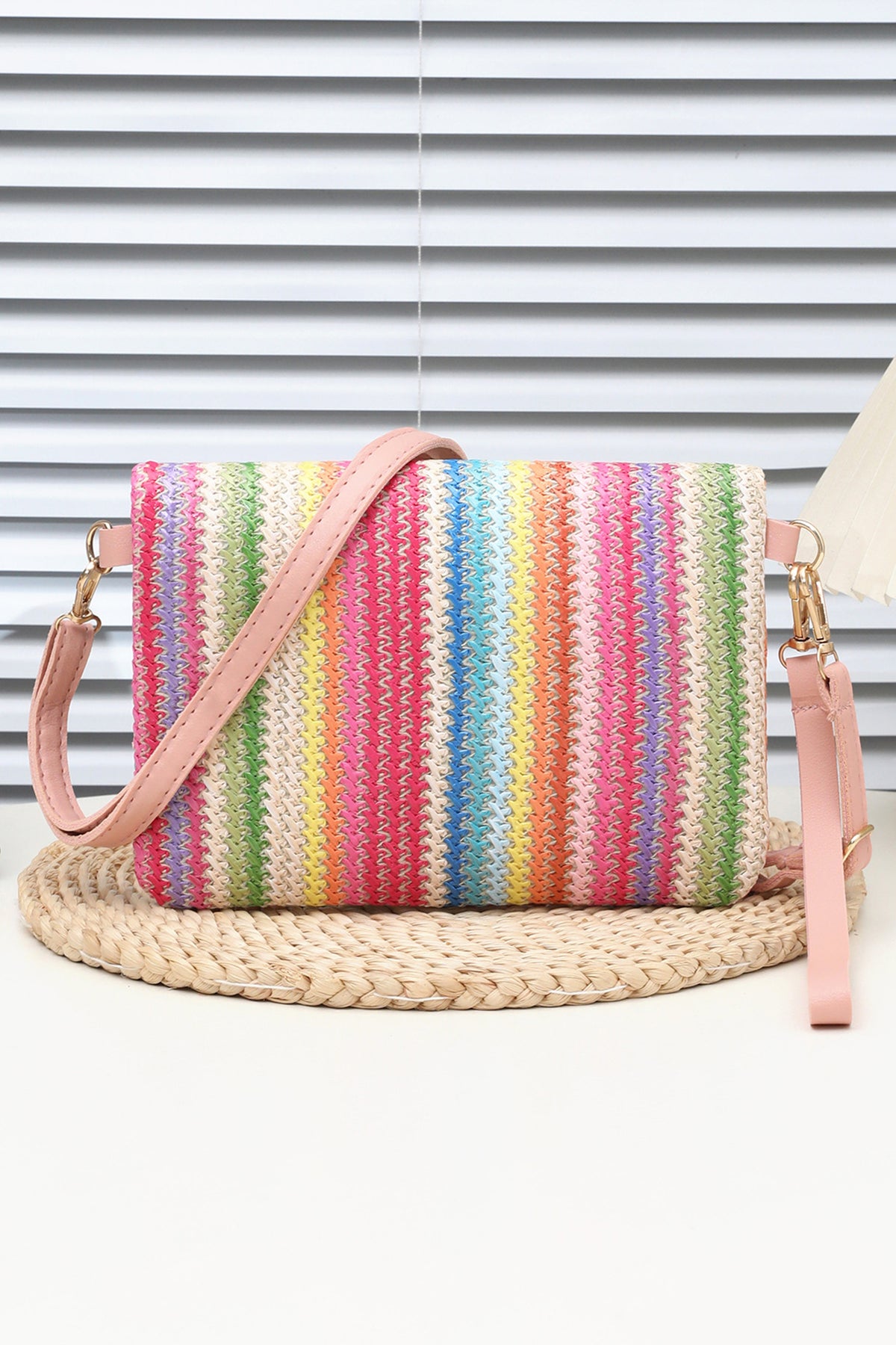 Bolso de hombro tejido en paja con diseño de margarita blanca, cierre de cremallera, diseño plegable y botón magnético.