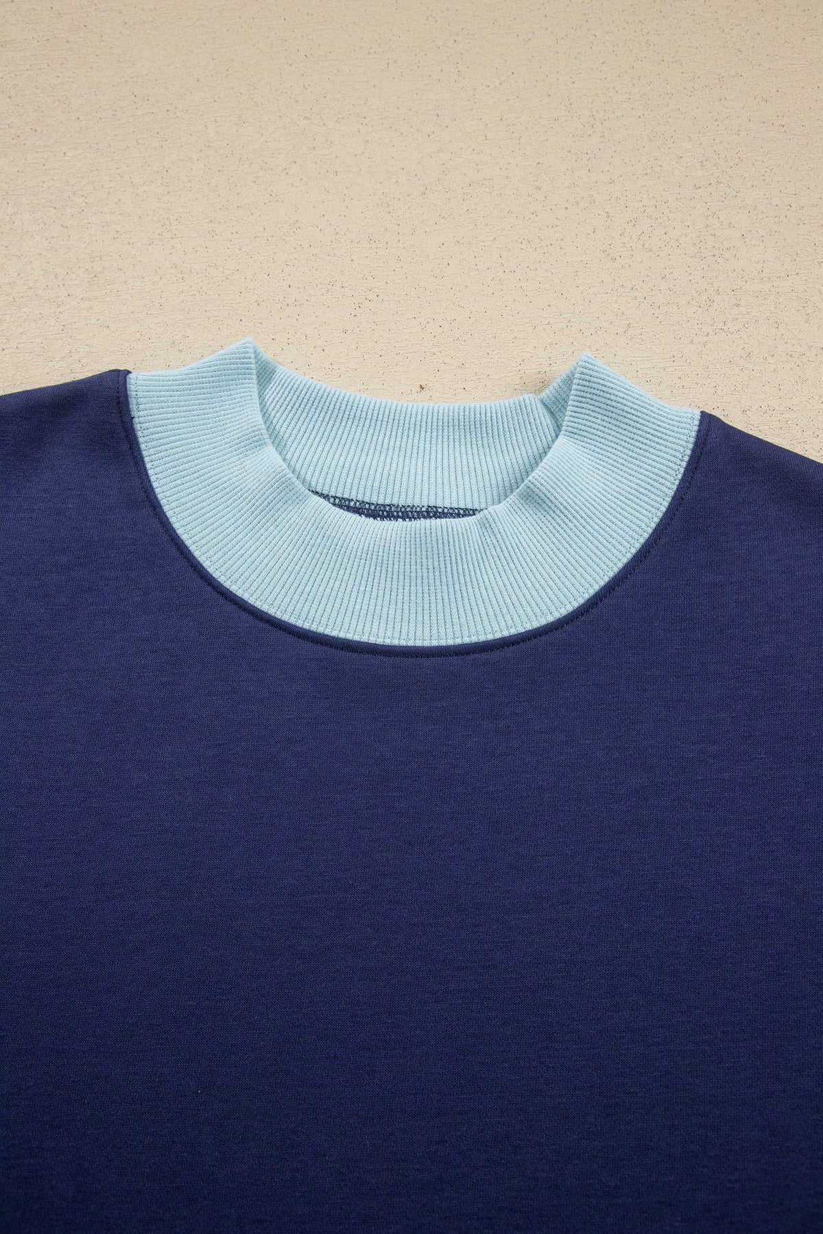 Sudadera de cuello redondo y manga larga en azul sucio con diseño de bloques de color y ribetes