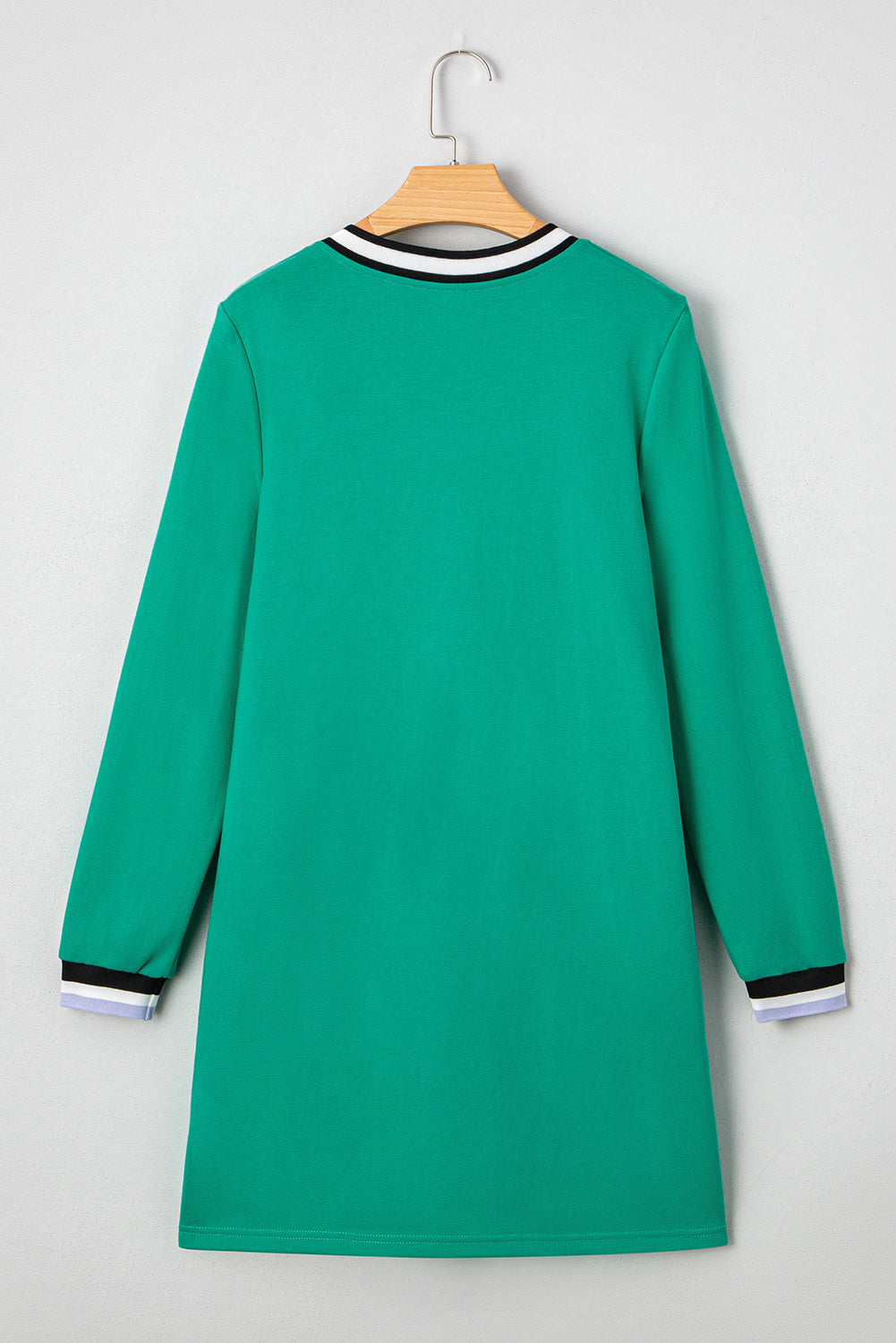 Vestido tipo camiseta de manga larga y cuello en V, color verde menta, estilo universitario con rayas en contraste y bolsillos.