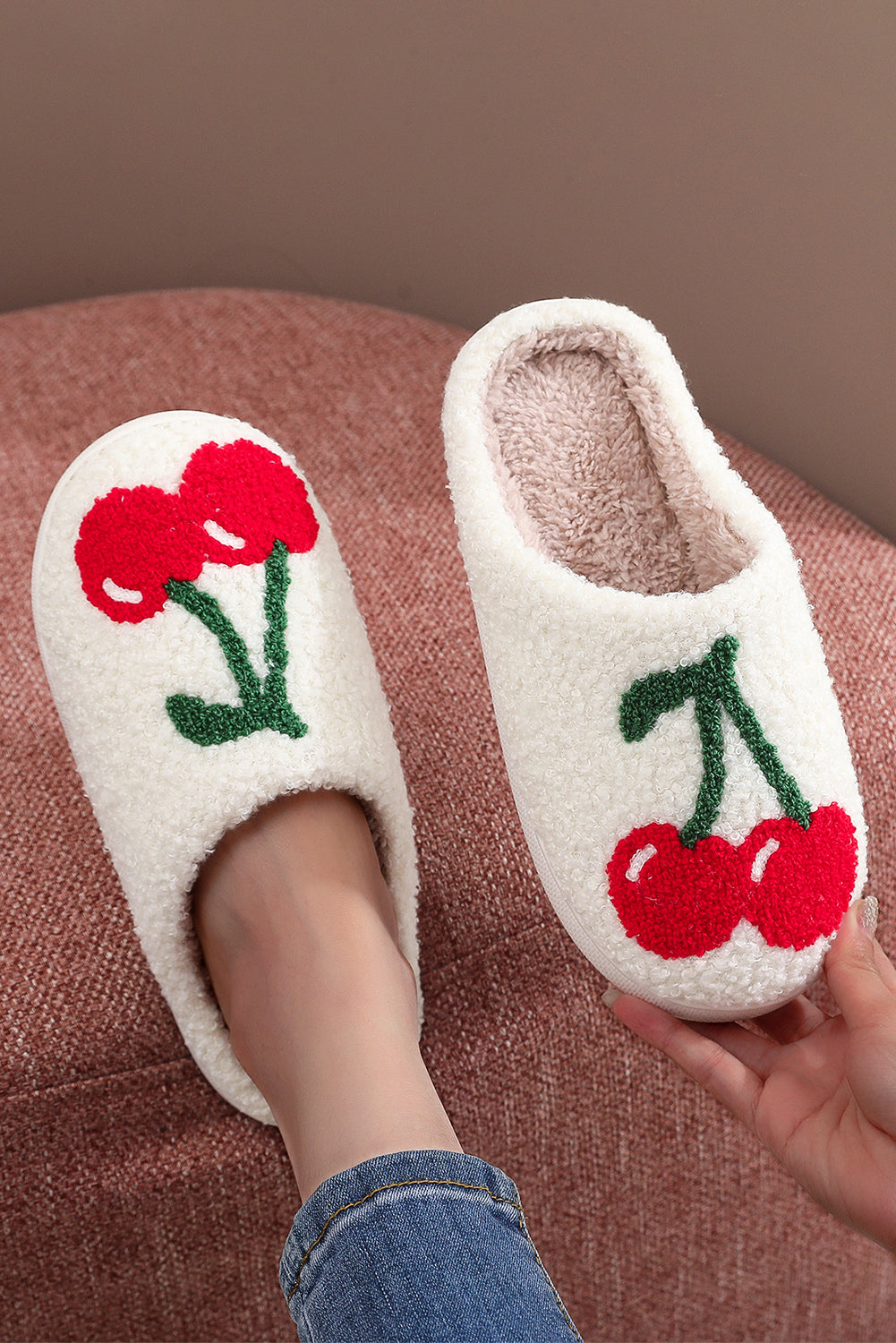 Pantuflas de felpa blancas para invierno con estampado de cerezas