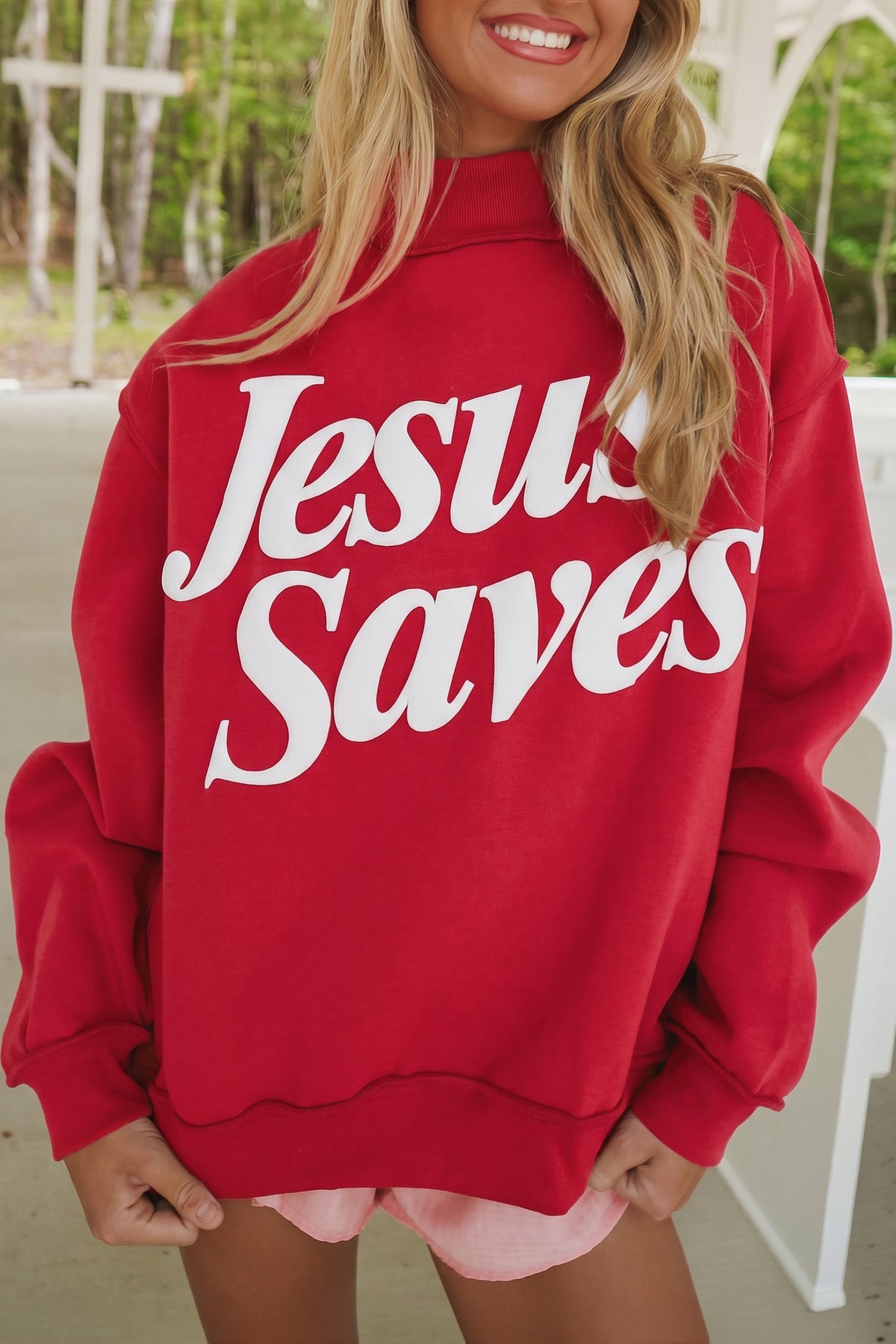 Sudadera holgada de color marrón oscuro con cuello alzado y estampado del eslogan «Jesus Saves»