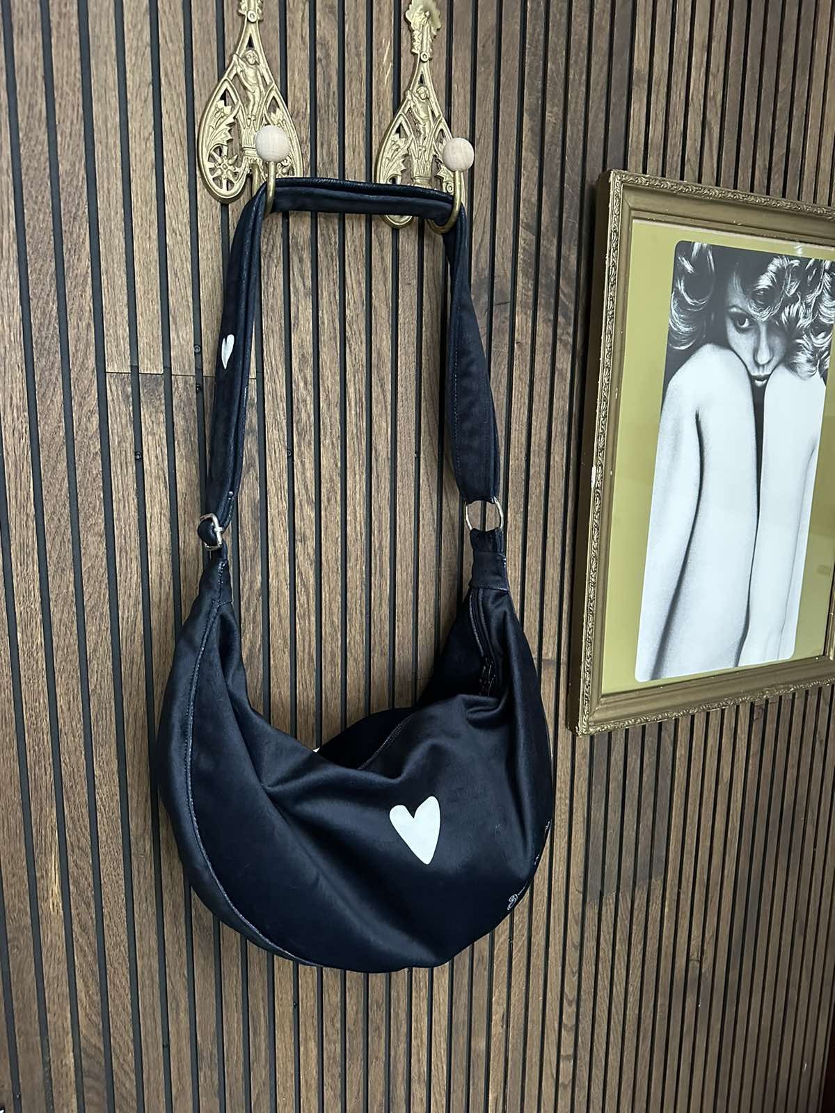 Hobo Bag Heart - Black